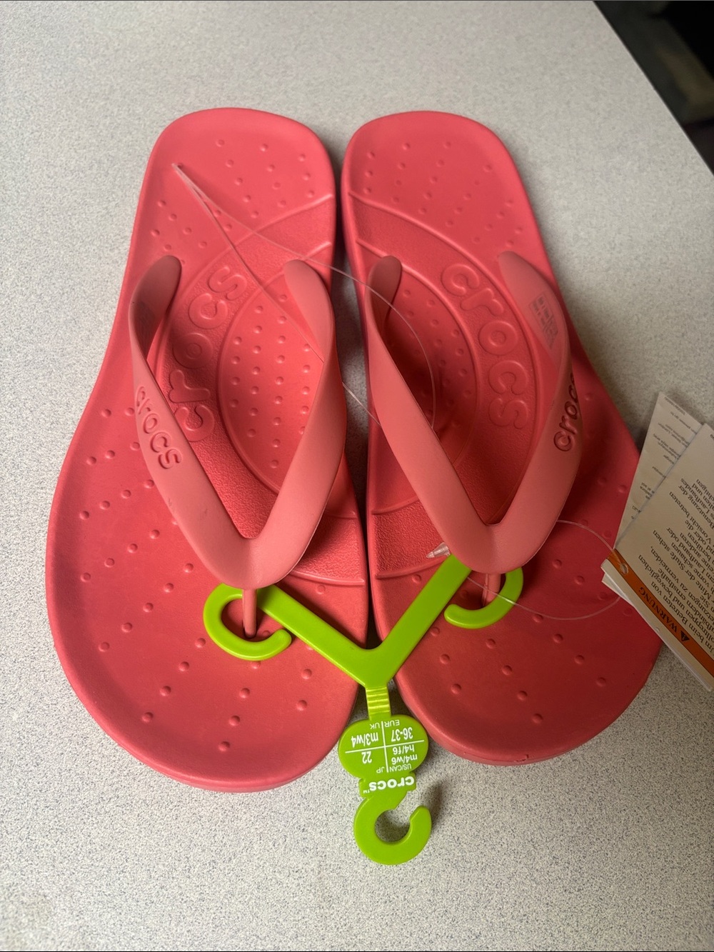 BNWT WOMENS CROCS Coral Pink Flip Flop Sandals size 6
